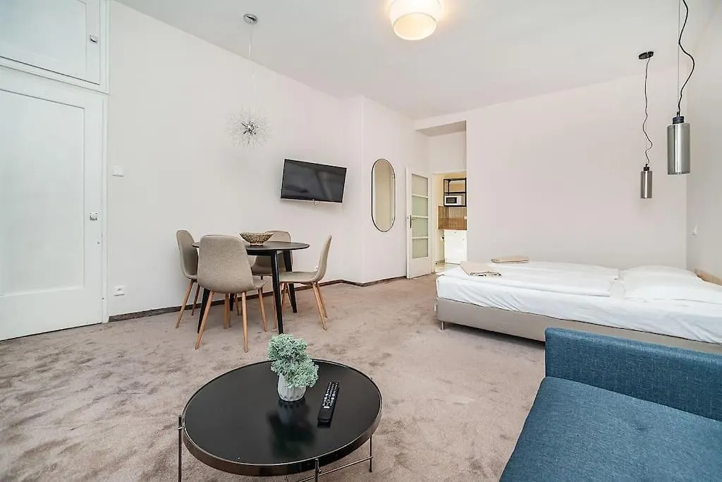Modern Studio With Balcony + Tv 프라하 0*,